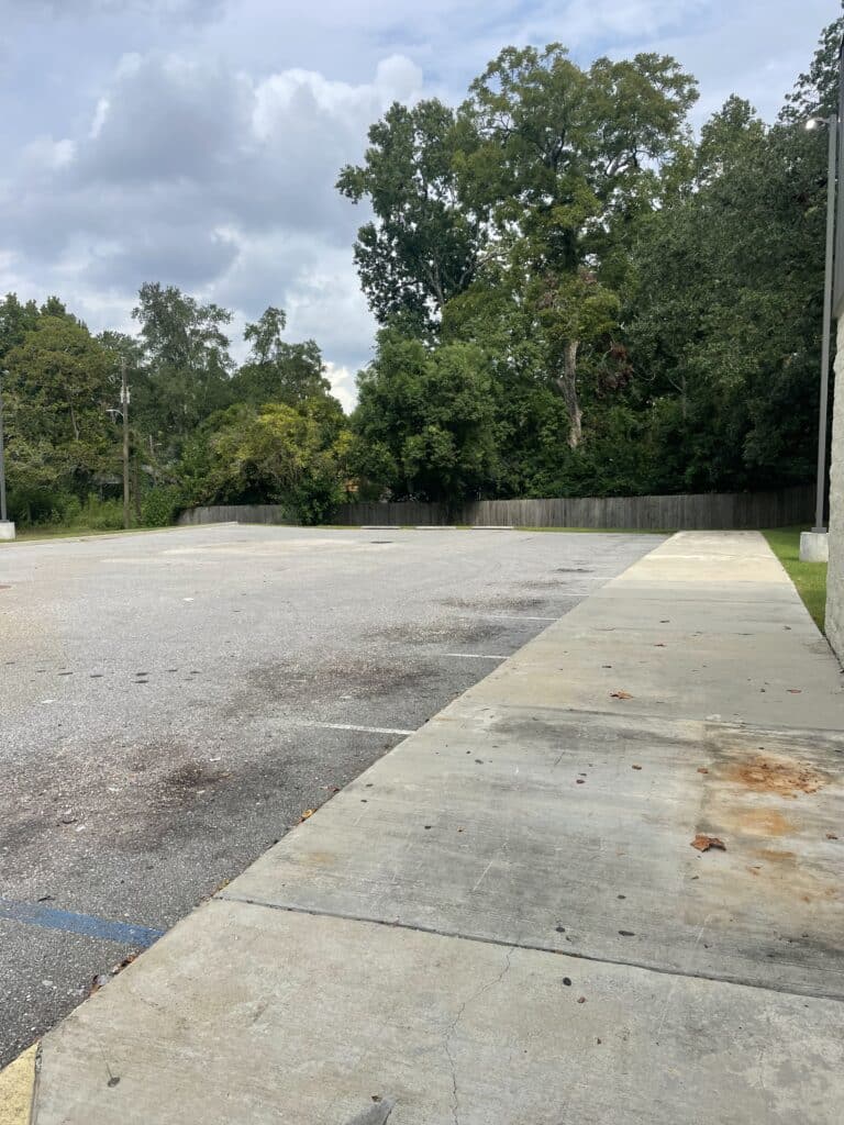 Parking Lot Clean-Up Service in Mobile